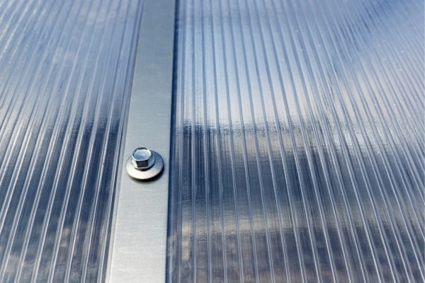 Bahan Kanopi Polycarbonate Untuk Proyek Konstruksi - image source : canva.com